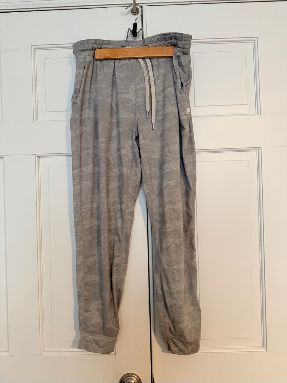 Vuori Light Gray women’s Jogger Pants with Drawstring Waist size medium